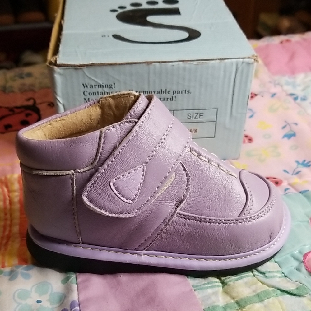 New Little Soles Lavender Squeaky Shoes W/Removable squeakers. Size 8